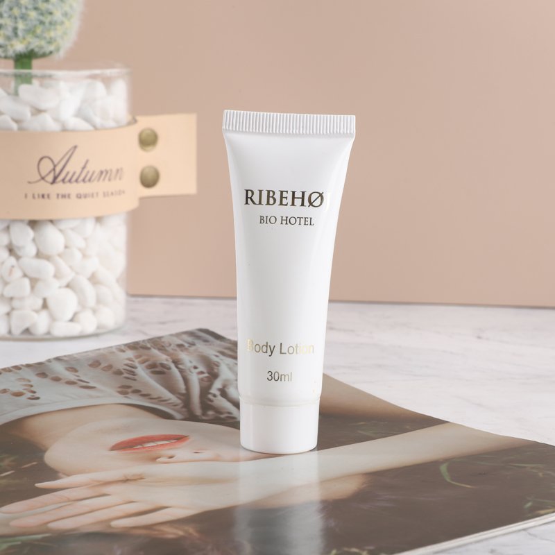 Customized Three Piece Bath Supplies for Pure White Hotel Shampoo and Body Wash Conditioner Body Lotion