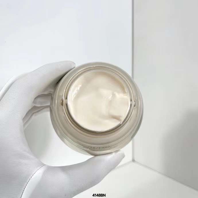 1:1 pure face cream 50m 75ml is very easy to absorb, moisturizes the skin, is not greasy, and is moisturizing for dry skin!