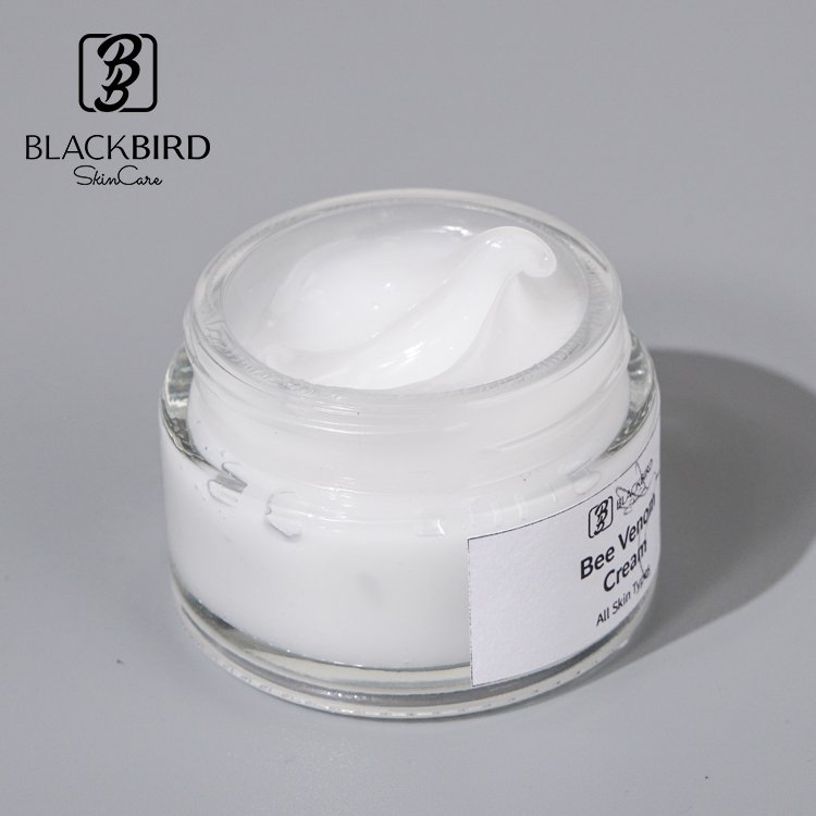Private Label Moisturizing Vegan Bee Venom Day Moisturizer Dark Spot Remove Smoothing Face Cream OEM Day Face Moisturizer