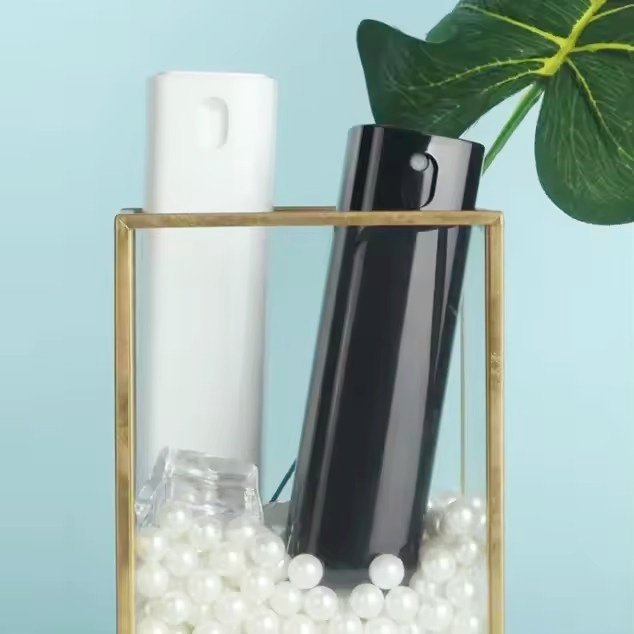 Customized Reusable 20ml Black White Portable Plastic Pocket Fine Mist Perfume Spray Bottle Breath Freshener Spray Bottle