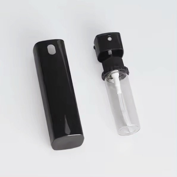 Customized Reusable 20ml Black White Portable Plastic Pocket Fine Mist Perfume Spray Bottle Breath Freshener Spray Bottle