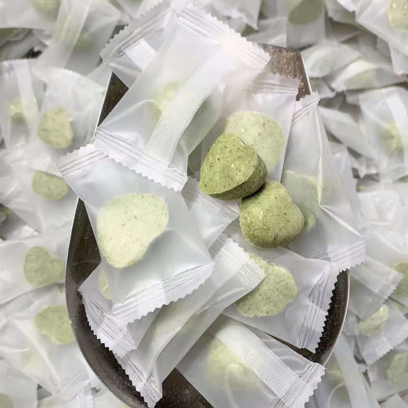 Wholesale freeze-dried cat snacks Cat Food Freeze dried chicken catgrass Kitten hair ball Freshens Breath cat Treats Pet snacks