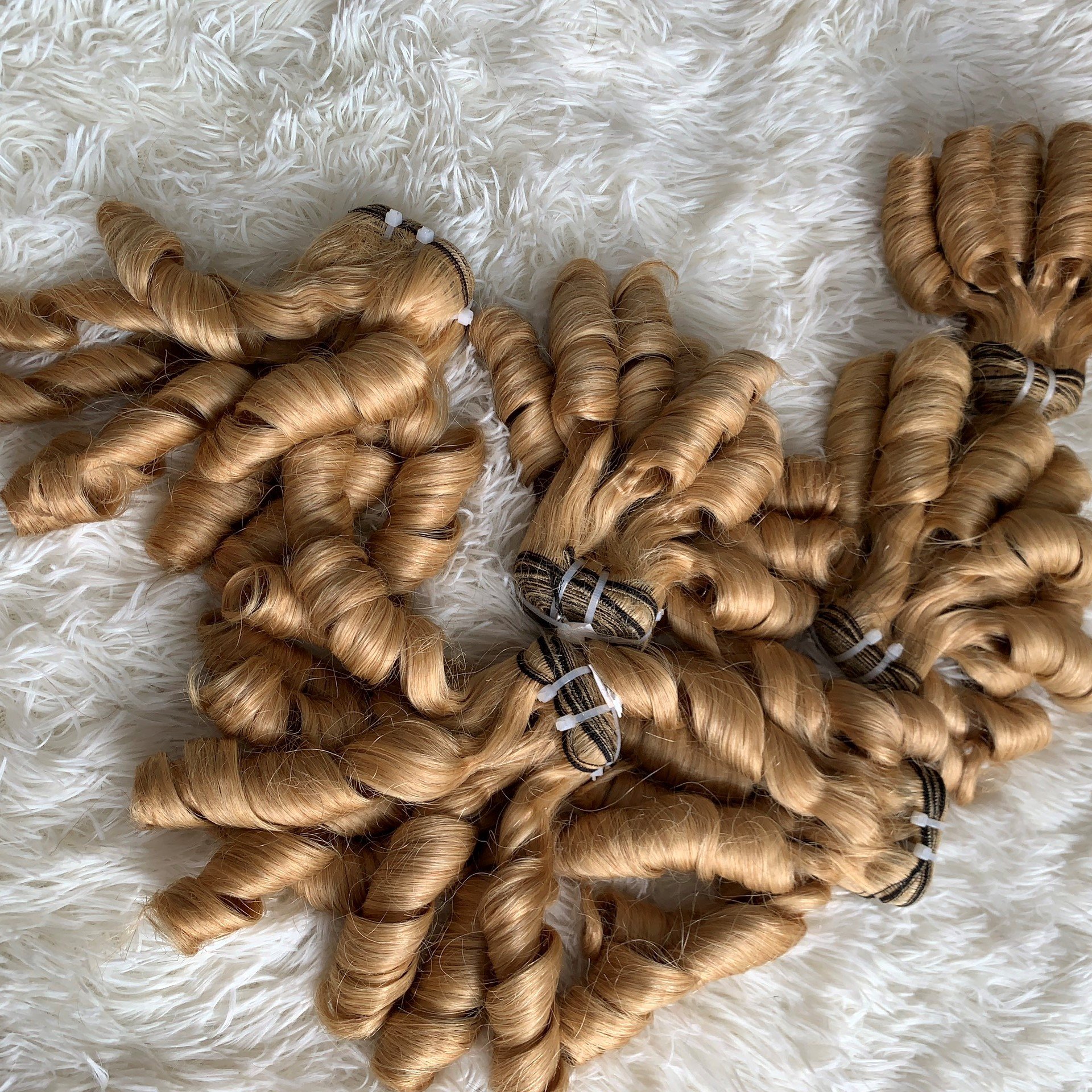 Wholesale cheap 100% human hair bouncy curly style Vietnamese Hair Extensions