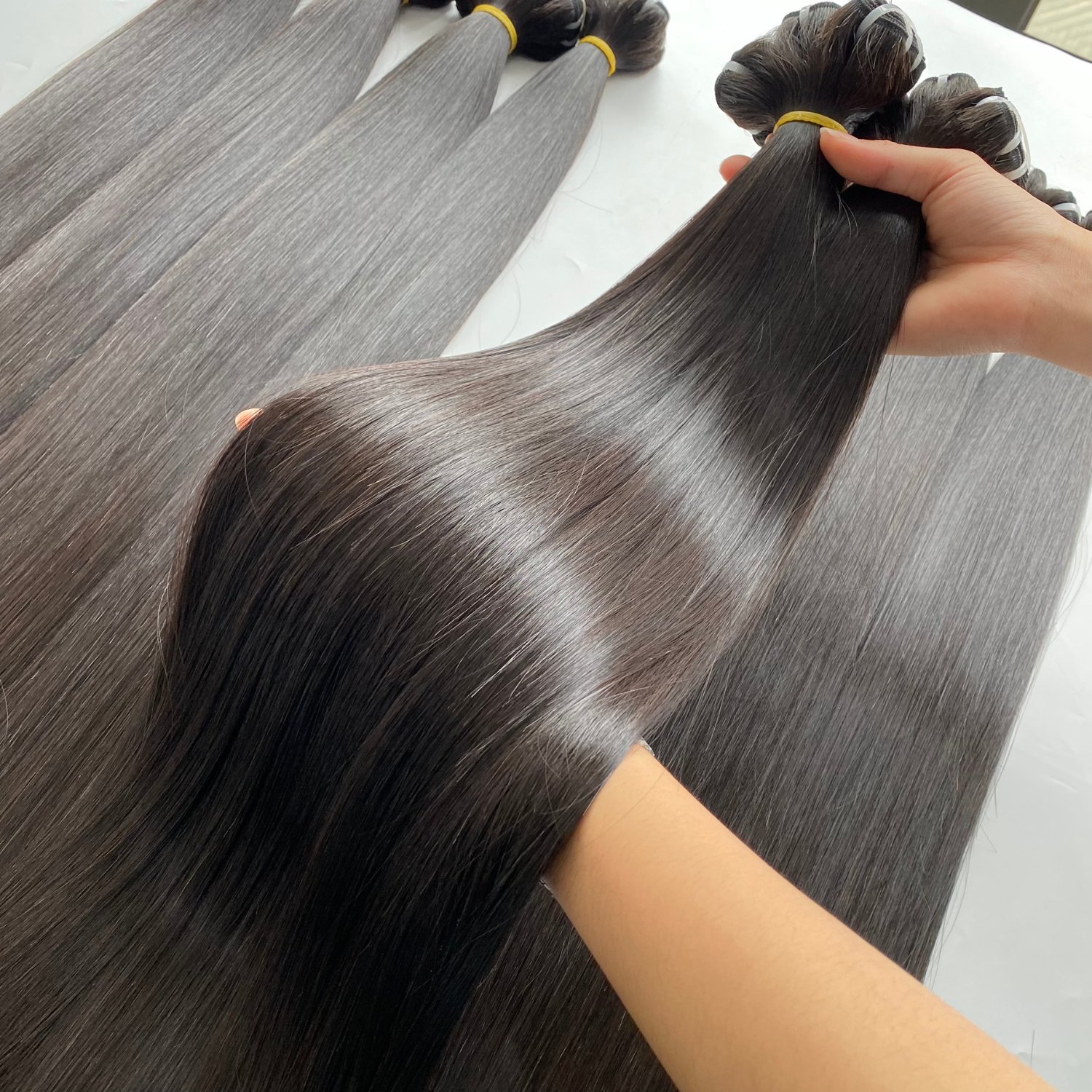 Best Quality Bone Straight Weft Hair Extensions Raw Vietnamese Hair Cutile Aligned Hair Bundle Natural Color