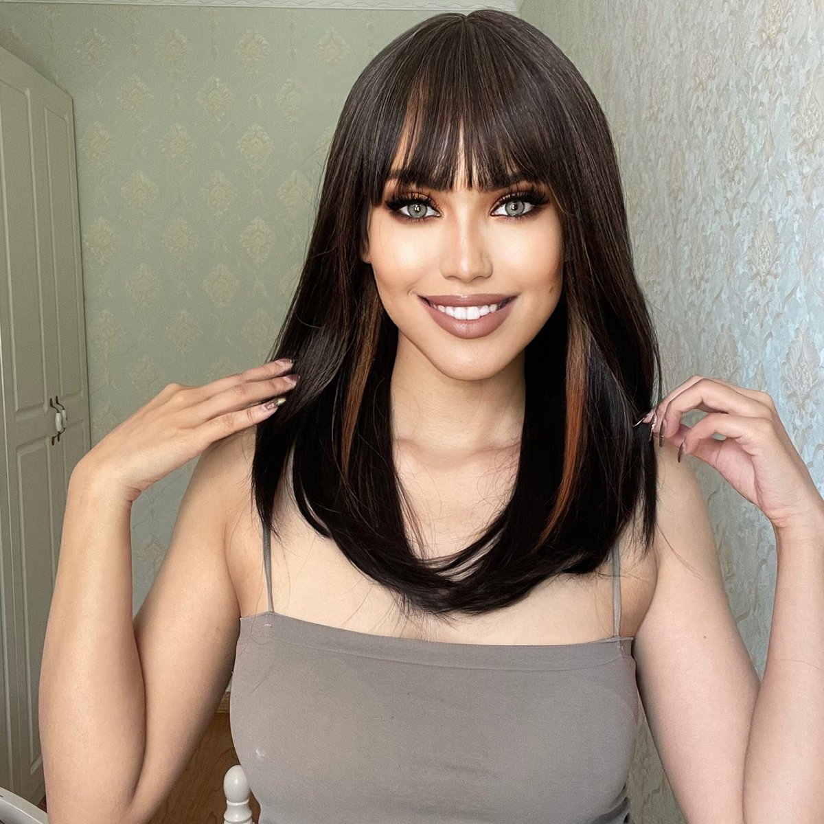 Wholesale Medium Length Dark Brown Highlight Straight Wig Synthetic Hair Wigs with Bangs for Women Natural Hair Wig