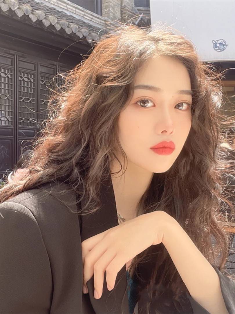 Wig female long hair fashion net red divided bangs wool roll long curly curly hair natural fluffy corn hot full set