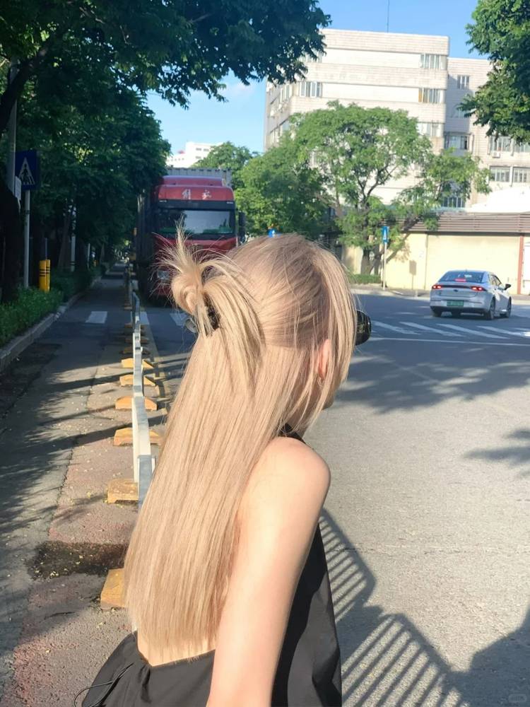 Platinum female wig full -handed hand -woven lace is divided into bangs all real people can tie the long straight hair