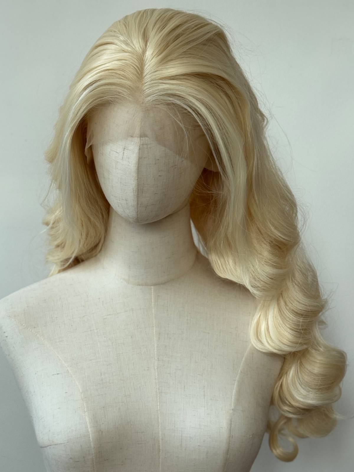 Golden front lace chemical fiber high -temperature silk wig Golden yellow European and American wave curly hair whole wigs 60cm