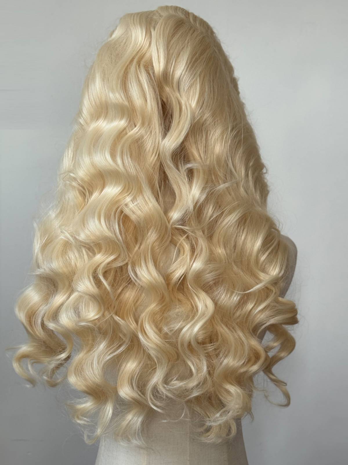 Golden front lace chemical fiber high -temperature silk wig Golden yellow European and American wave curly hair whole wigs 60cm