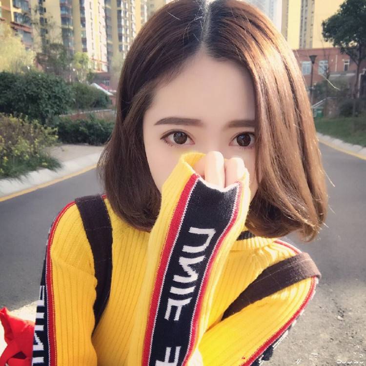 The wig female short straight hair is divided into bangs fluffy naturally buckle shoulder curly hair whole wig head cover