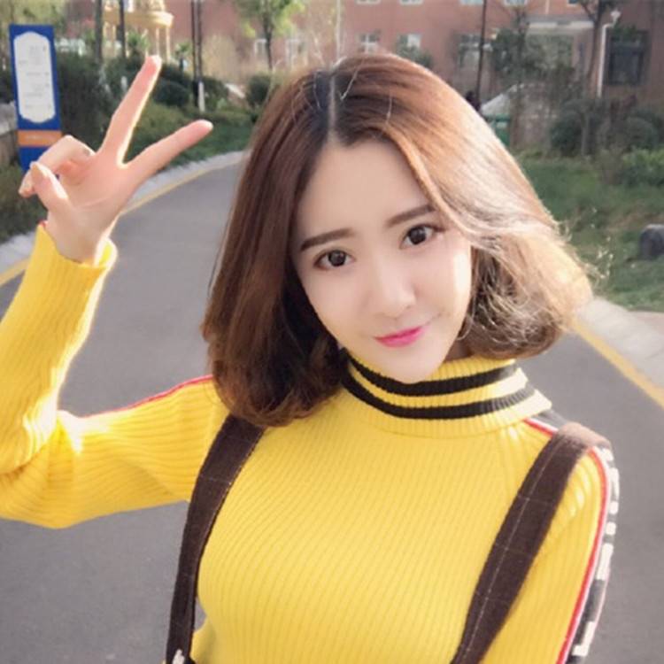 The wig female short straight hair is divided into bangs fluffy naturally buckle shoulder curly hair whole wig head cover