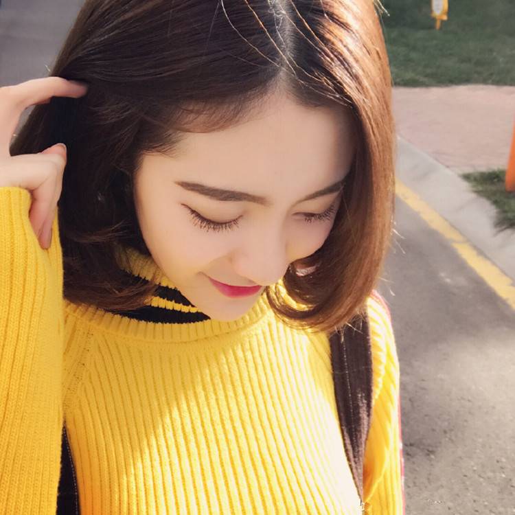 The wig female short straight hair is divided into bangs fluffy naturally buckle shoulder curly hair whole wig head cover