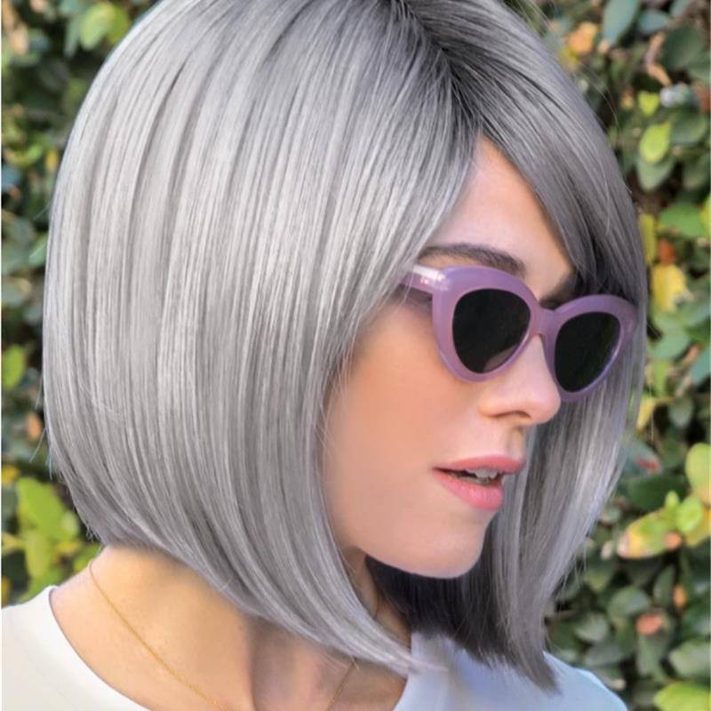 The new middle -aged and elderly wig female short straight hair gray -white gradient headhholes are fast -selling in European and American wig short hair cover