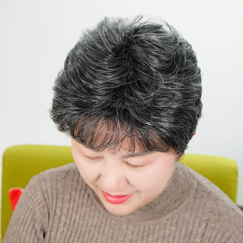The elderly wig female short hair grandmother white short curly hair and white hair full set chemotherapy after therapy