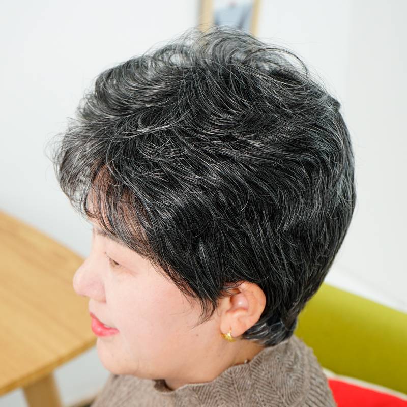 The elderly wig female short hair grandmother white short curly hair and white hair full set chemotherapy after therapy