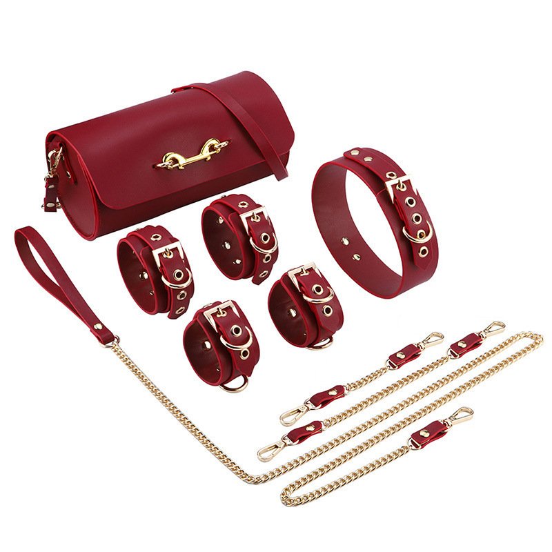 Hot sales Bondage Gear Real Leather BDSM Set Bondage Kit Hand Cuffs Sex with Shoulder Bag for BDSM Bondage Restraints