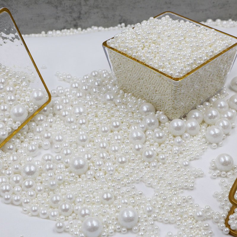 Spanish sliced cake sprinkles with stars White pearl cake decorated with sugar beads