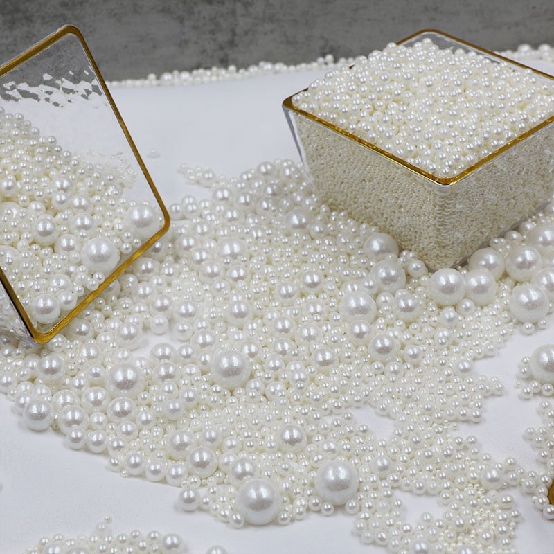 Spanish sliced cake sprinkles with stars White pearl cake decorated with sugar beads