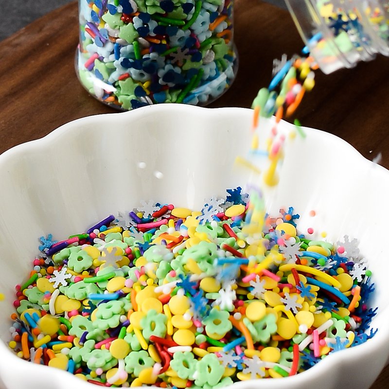 Factory direct mix edible molded candy snow style confetti candy white and blue with edible flashing glitter in 85g bottle baker