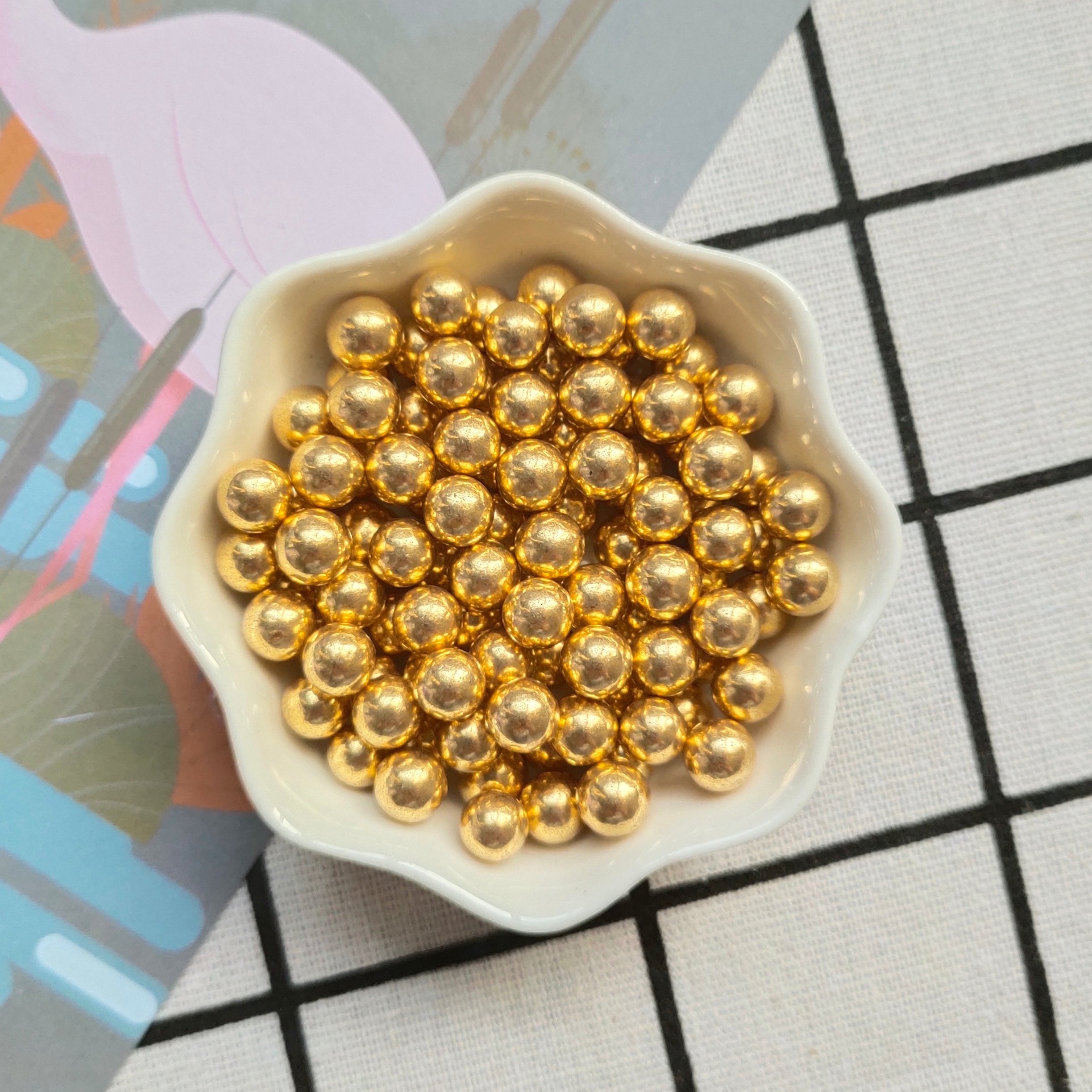 Wholesale ake decoration in btn ebdible sprinkles party event edible flakes confetti cotton candy