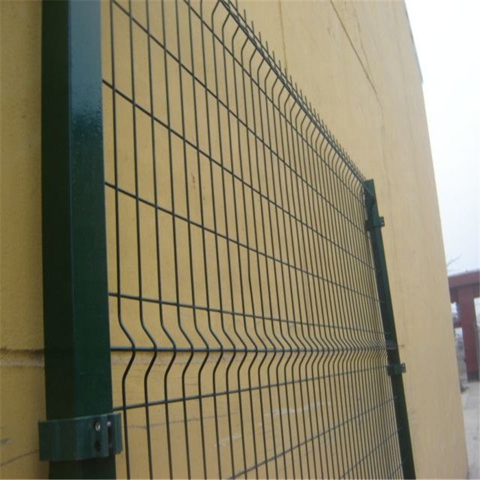 Galvanized Wire Mesh Fence with 3D Bending and Curved Triangle Bend Mesh Design