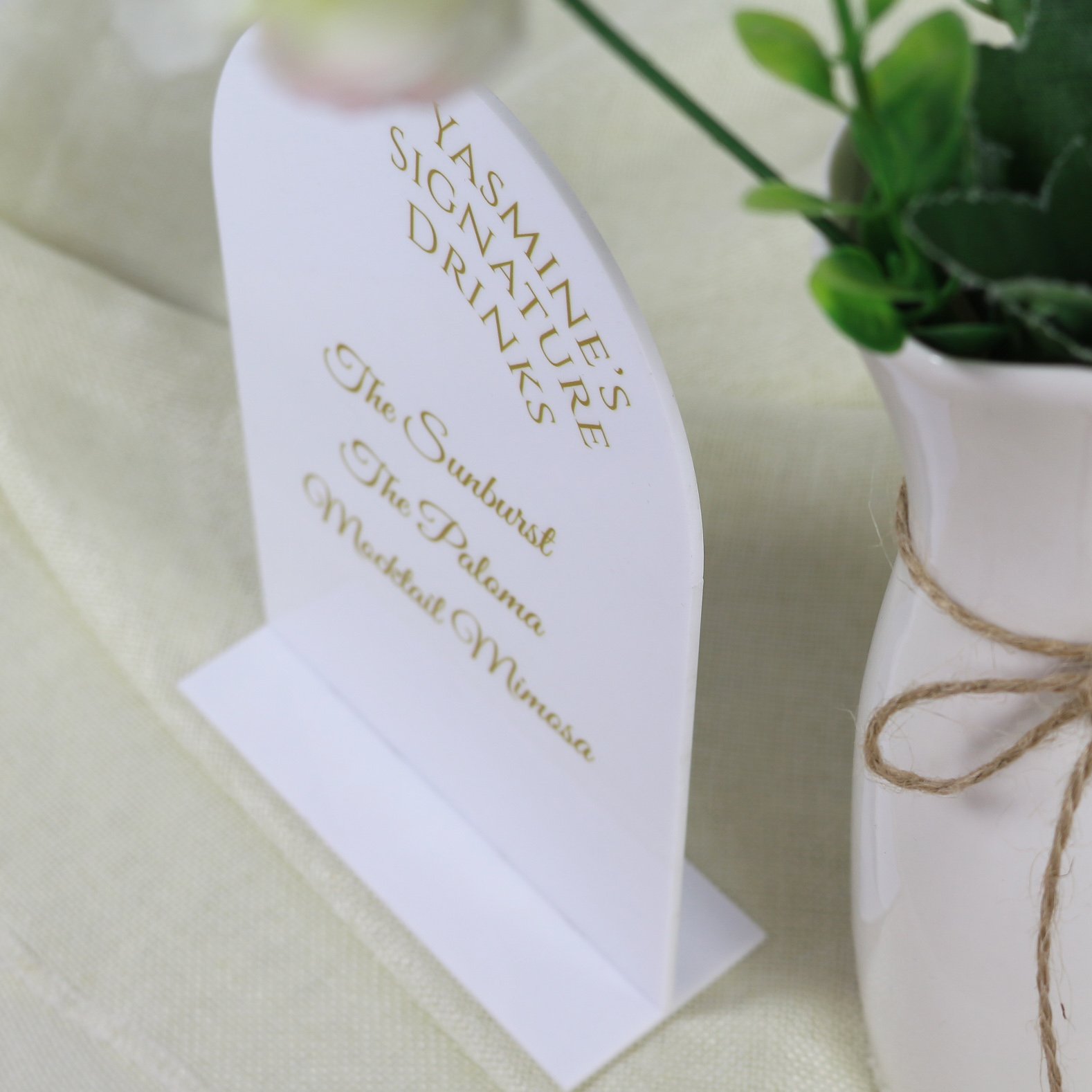 2024 Elegant Arch Shape White Acrylic Wedding Banquet Table Number Card Custom Gold Text Standing Acrylic Place Cards