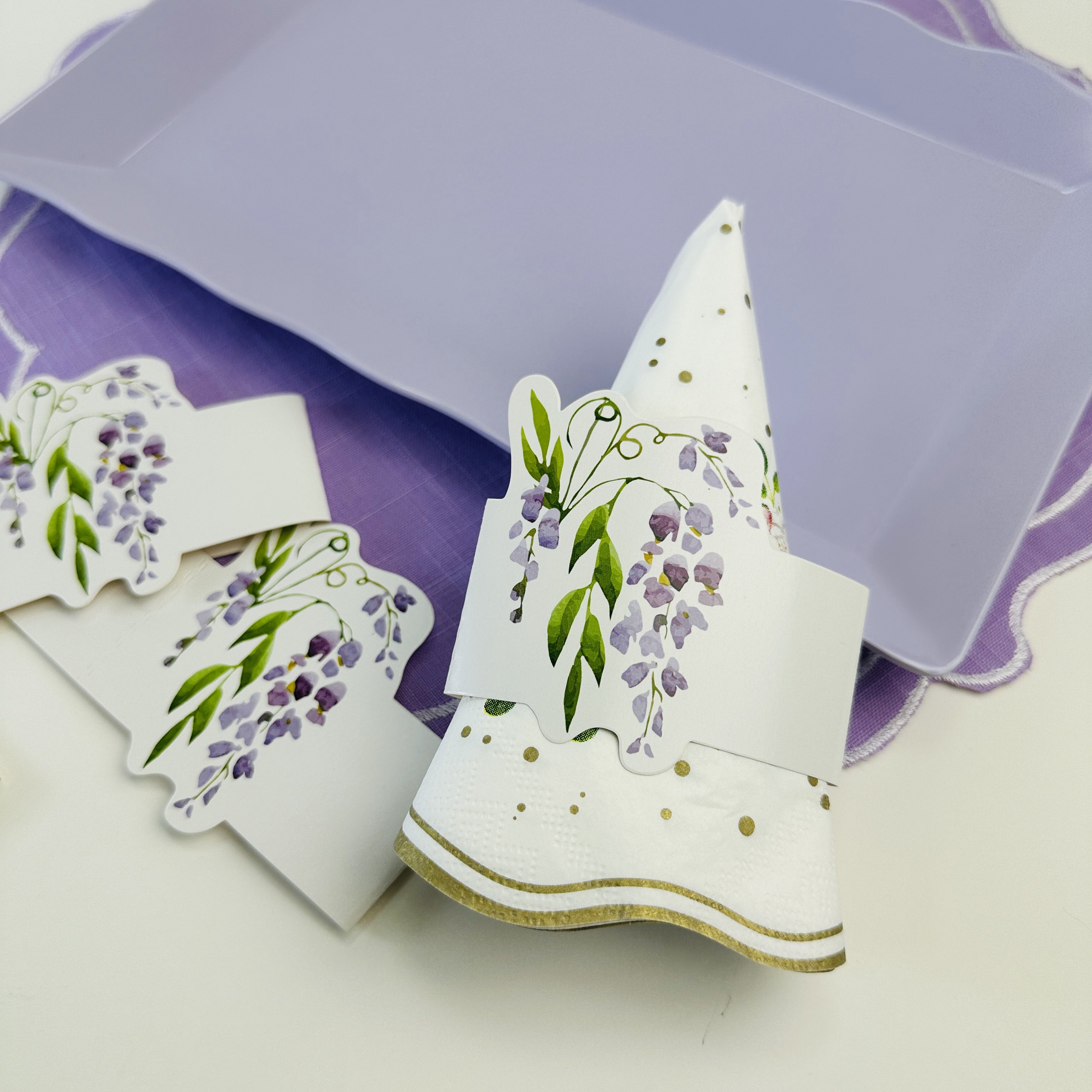New Arrival 8 pcs Lilac Paper Place Cards Purple Flower Tented Cards Table Name Signs for Spring Holiday Buffet Party Wedding