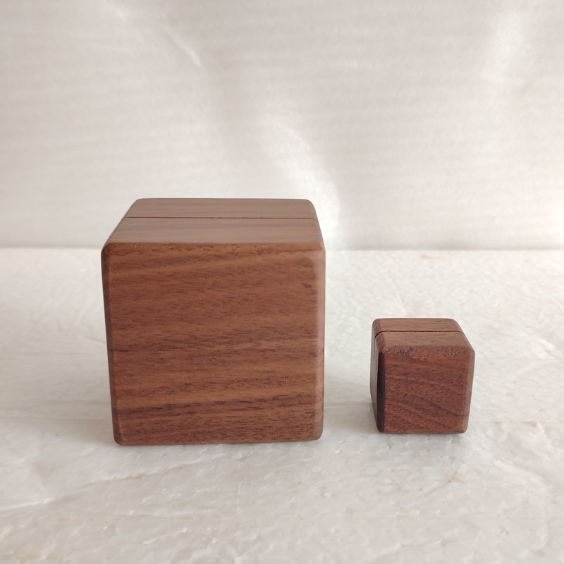 Natural Wood Base Table Number Holders Card Display Stands Walnut Cube Card Holders Square Card Holders for Photo Picture Notes