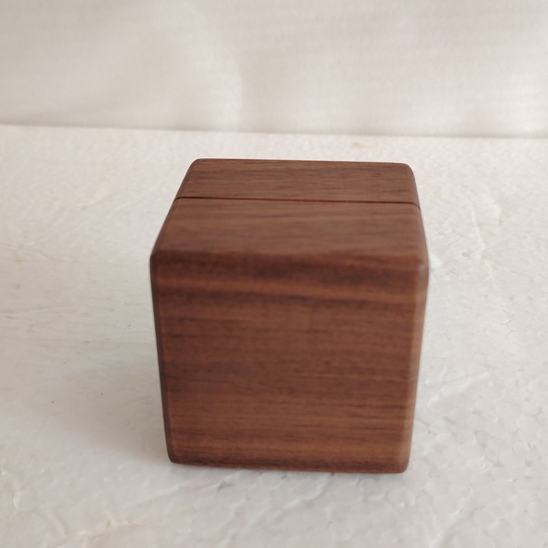 Natural Wood Base Table Number Holders Card Display Stands Walnut Cube Card Holders Square Card Holders for Photo Picture Notes