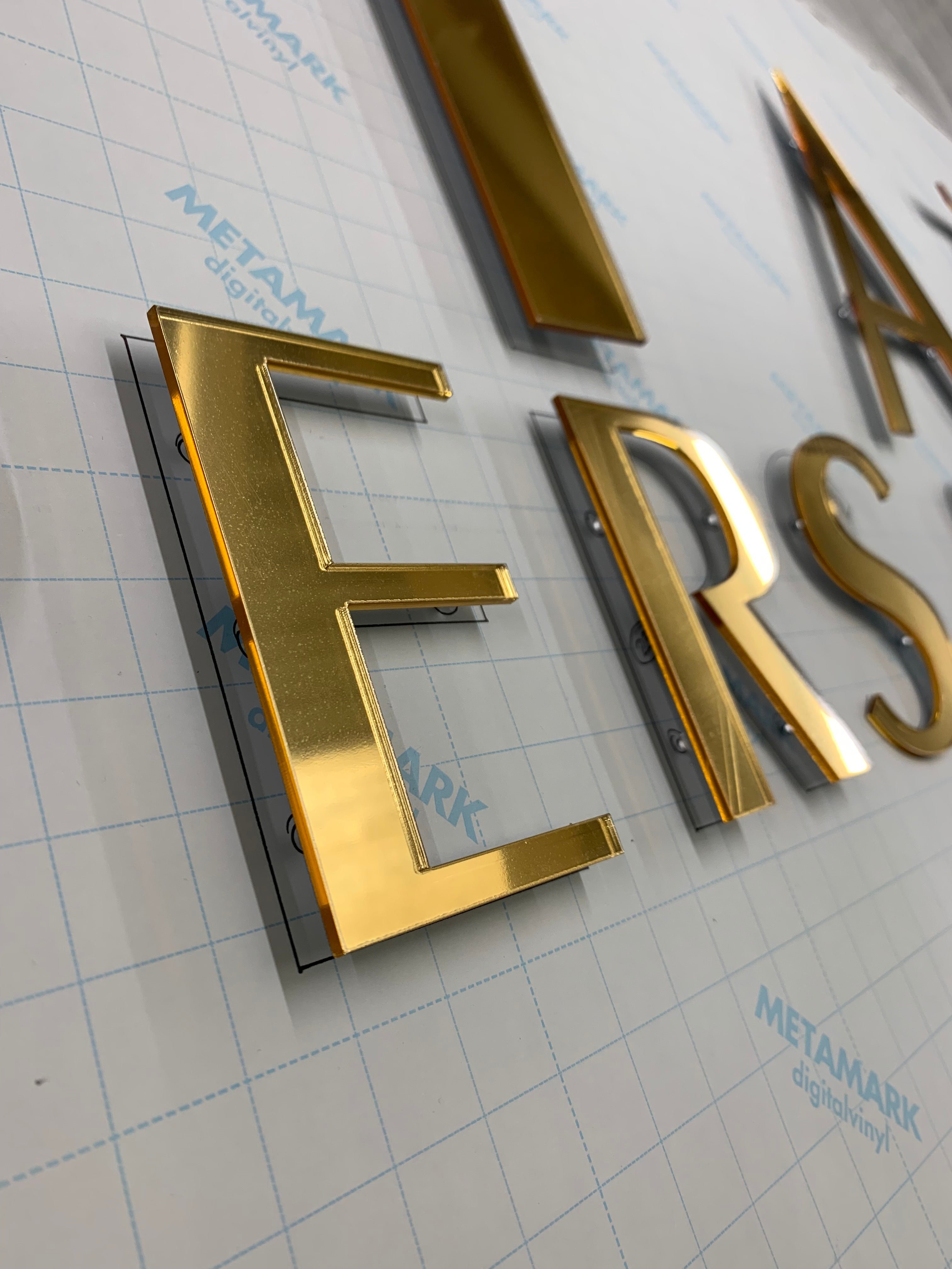 Laser Cut Wall Logo Gold Mirror Acrylic Letters 3D Backdrop Letters For Decoration Personalized Business Name Sign Wall Decor