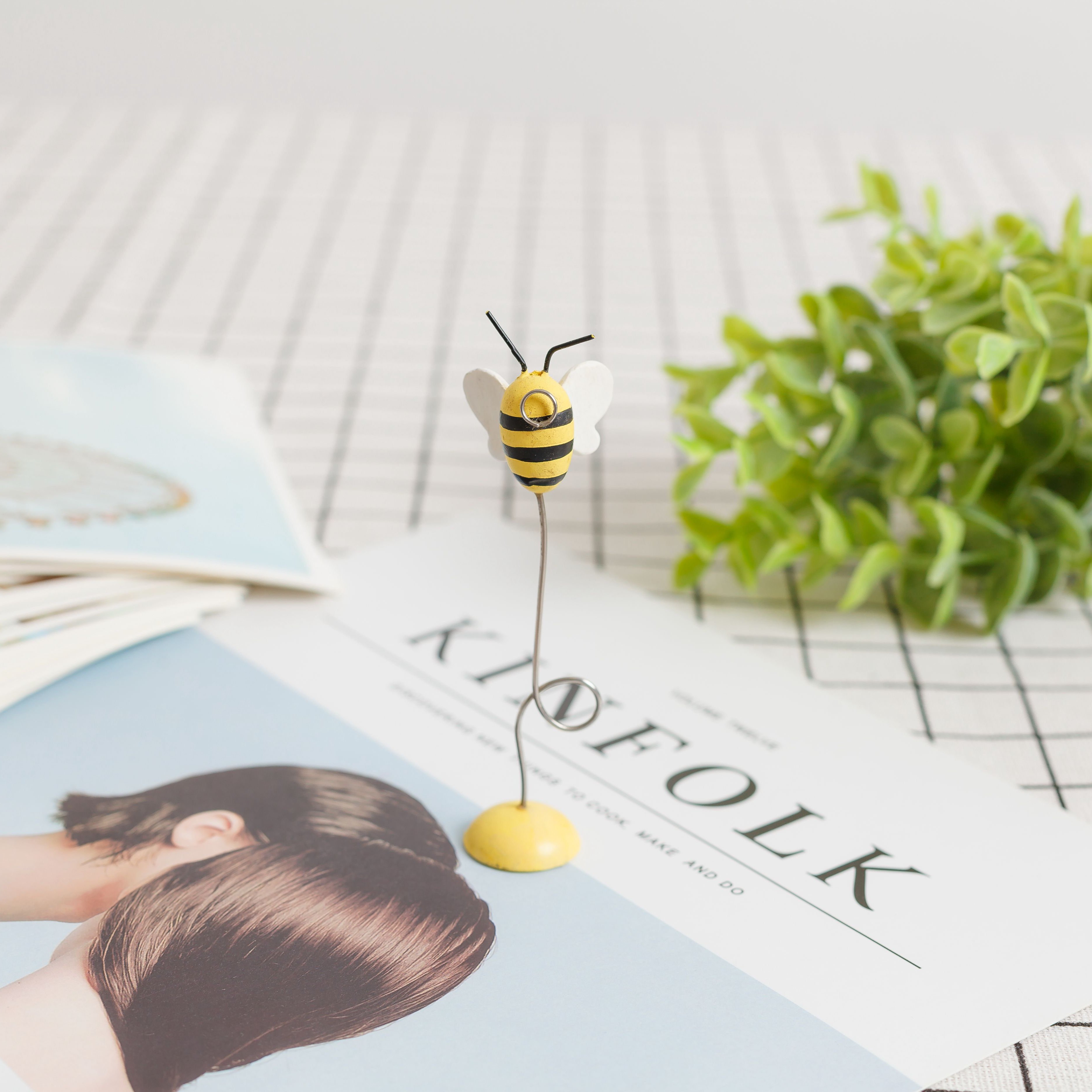 New Promotion Wedding Favor Birthday Cake Decoration Resin Baby Bee Place Card Holder