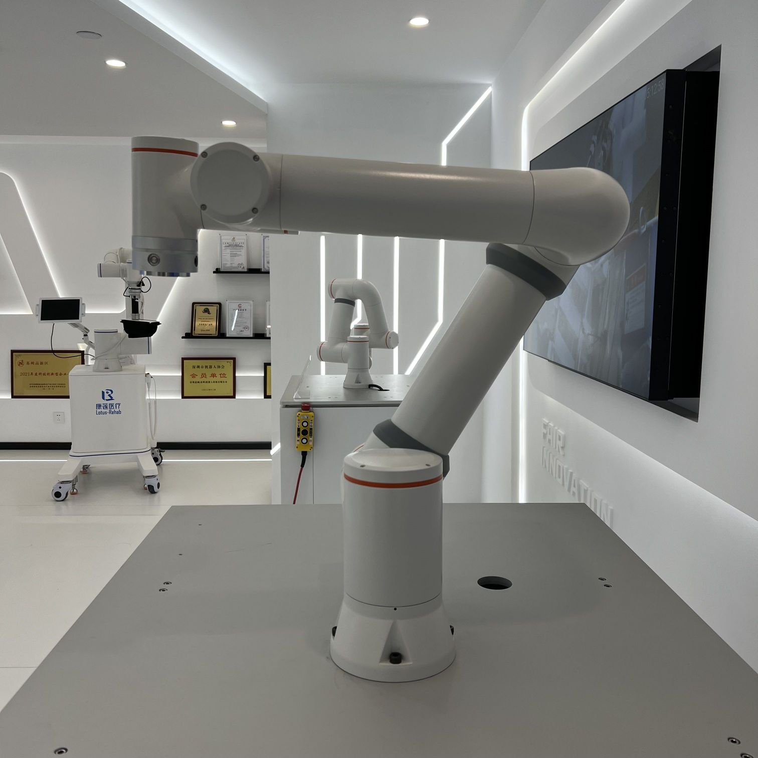 Automatic Robot arm boba tea cash card reader coin operated with wifi Bubble Tea Vending Machine milk tea vending machine