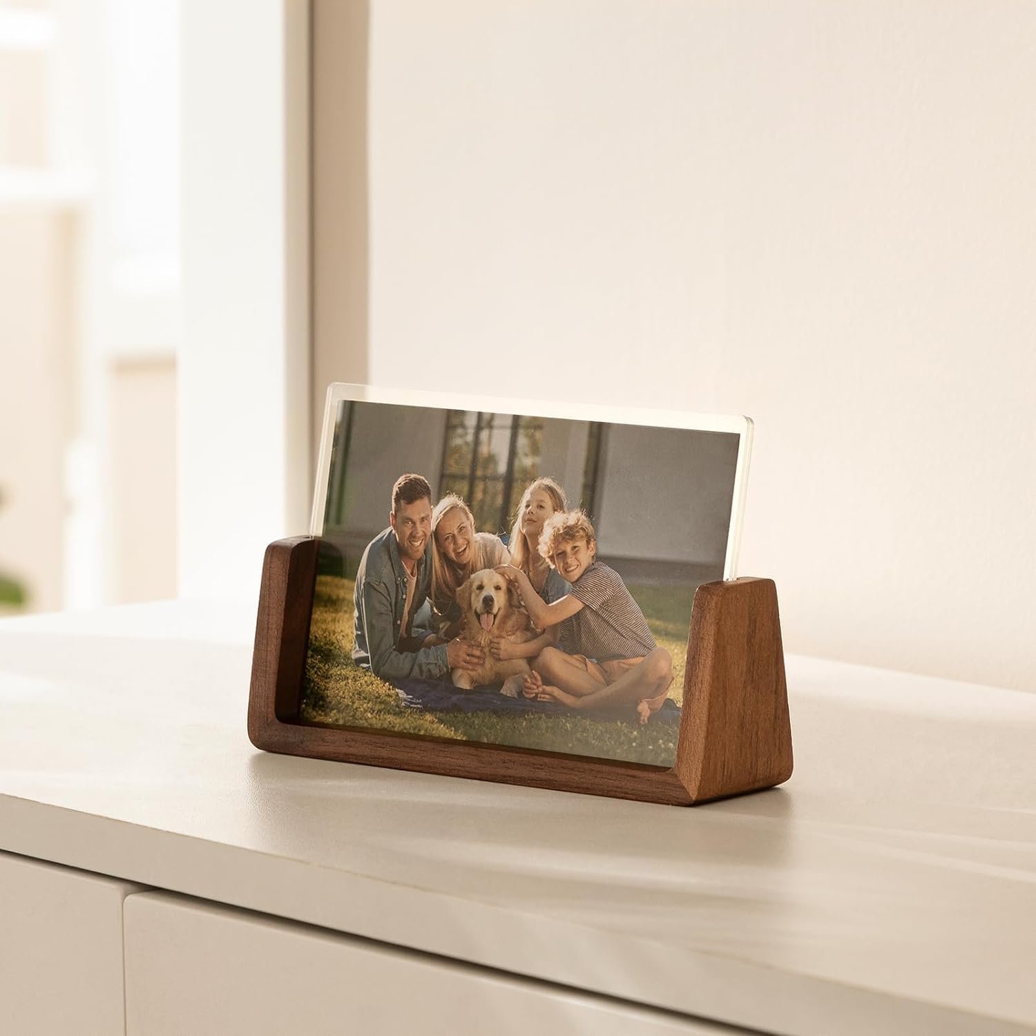 Hot selling acrylic photo frame is suitable for home office to place plexiglass and wooden U-shaped creative photo frame