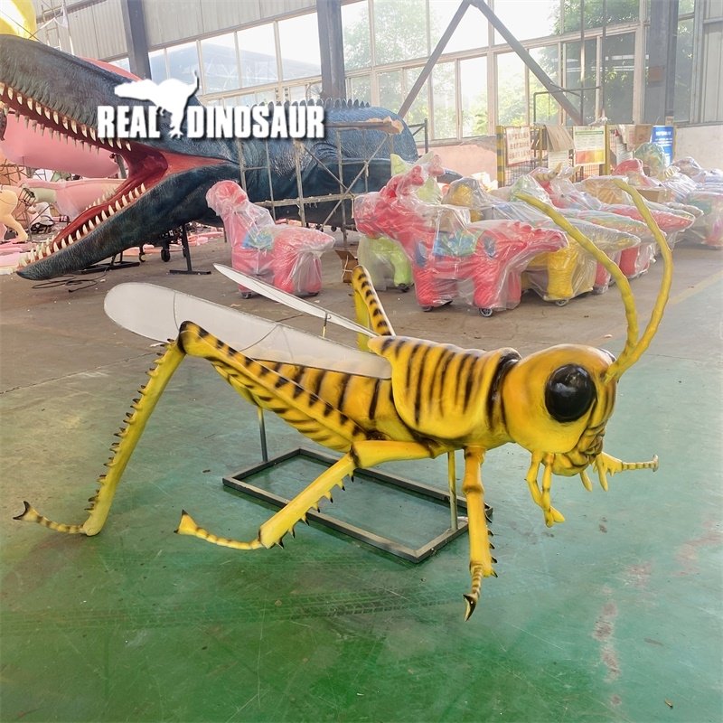 High quality realistic Locust animatronic model simulation insect model