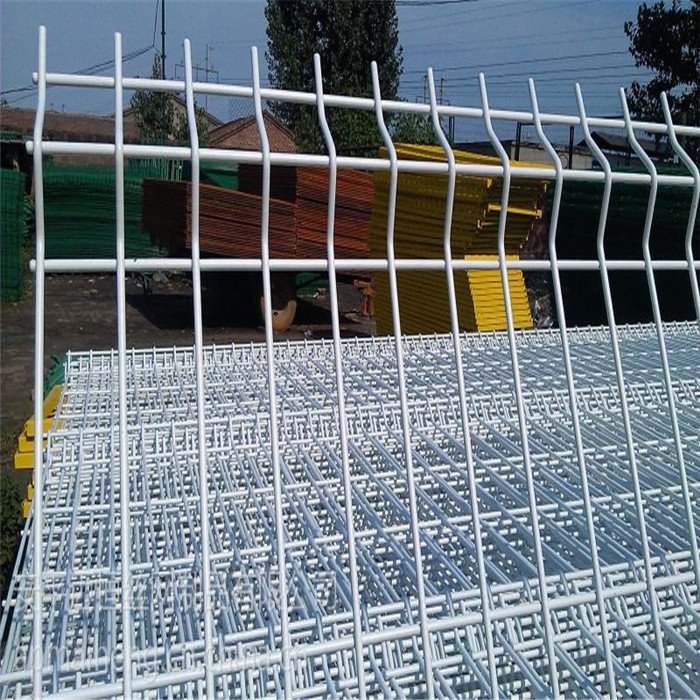 Green PVC coated 3D V triangle bending curved welded wire mesh triangle fence panel