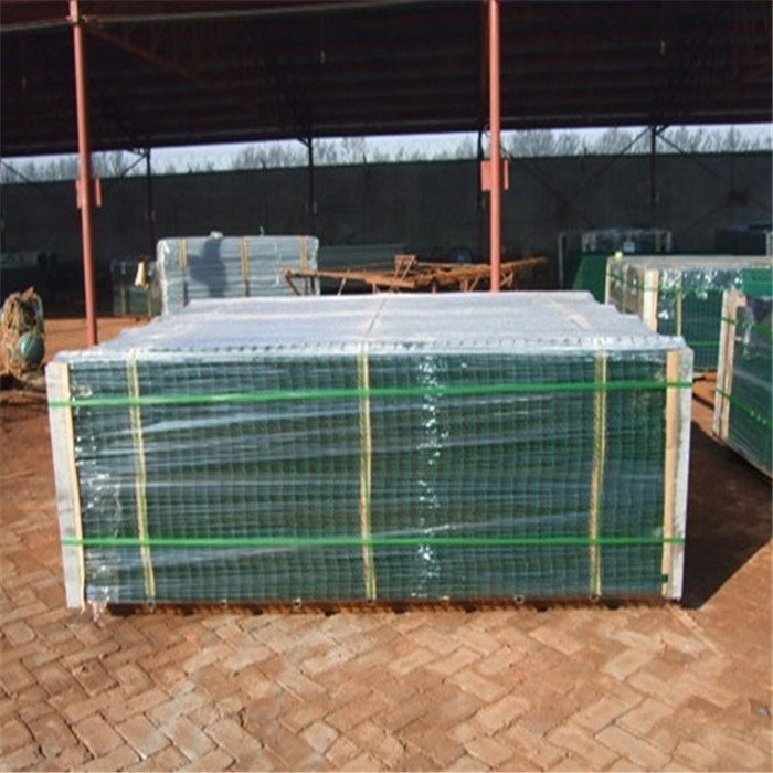 Green PVC coated 3D V triangle bending curved welded wire mesh triangle fence panel