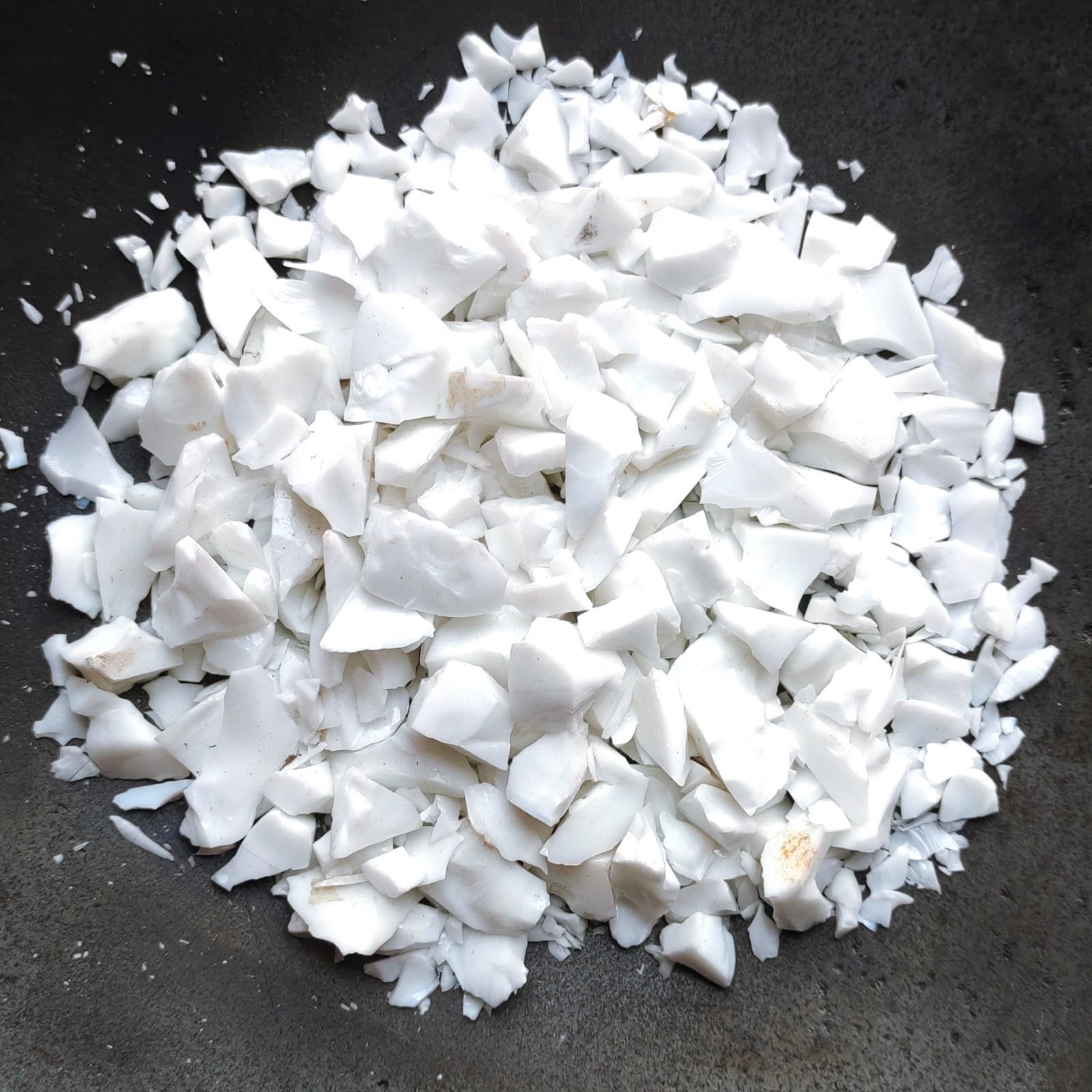 Dark color opaque Yellow crushed glass chips and cullet stone or aggregate for premium terrazzo flooring work bulk used