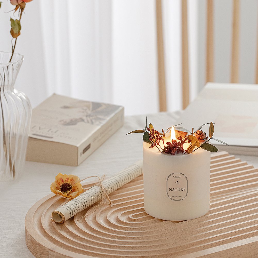 2025 Exquisite Aromatherapy Vanilla Dried Flower Soy Wax Scented Candle With Glass Jar Tin Gift Box