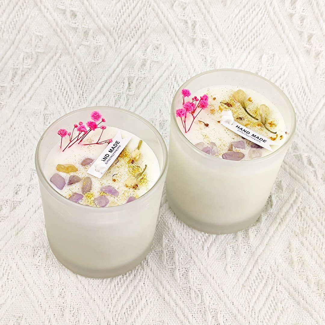 Custom hand-made dried flower scented candles Scented crystal candles in frosted glasses