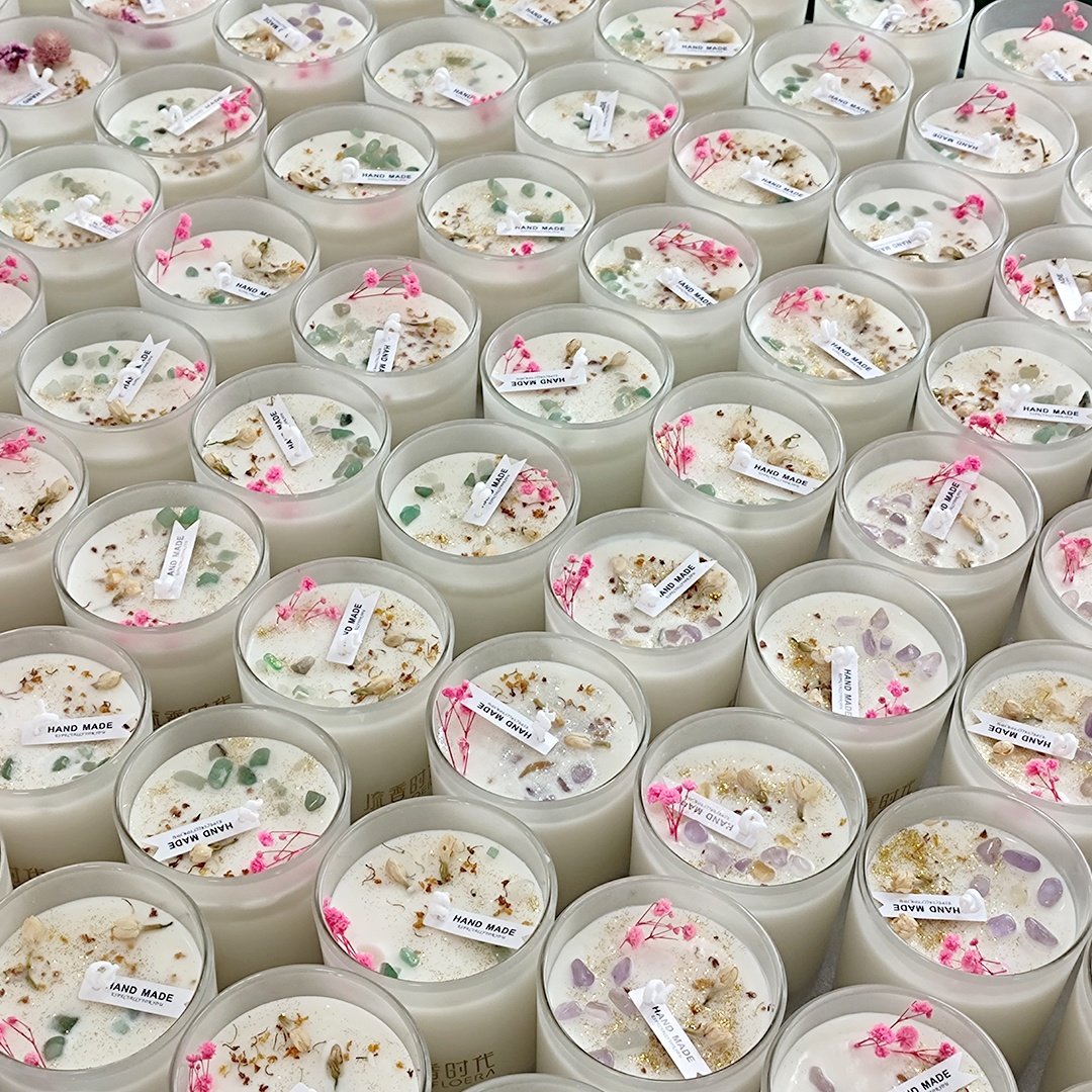 Custom hand-made dried flower scented candles Scented crystal candles in frosted glasses