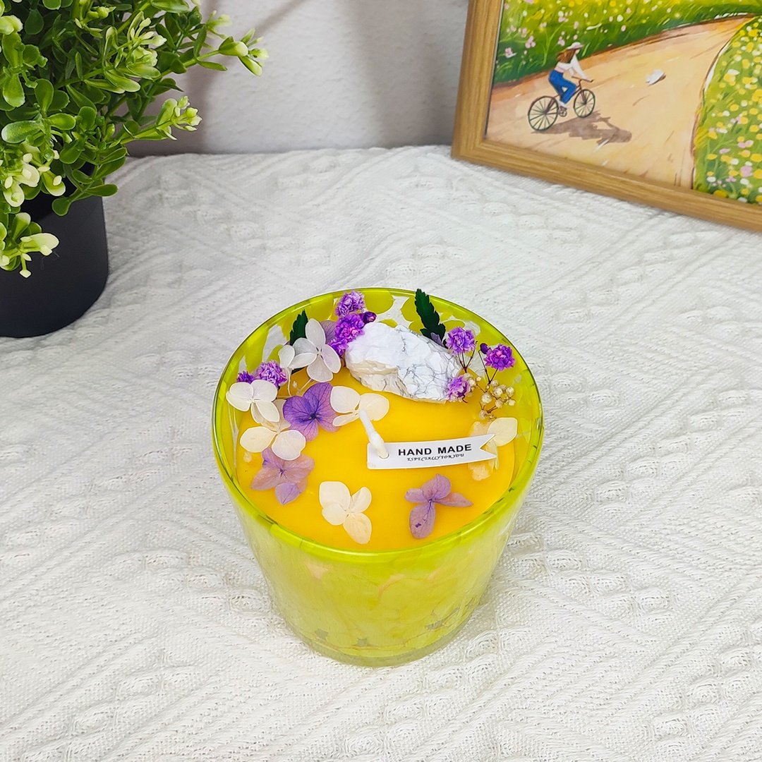 Custom Colorful dried flowers aromatreatment Scented crystal candle in yellow dot handmade glass vase