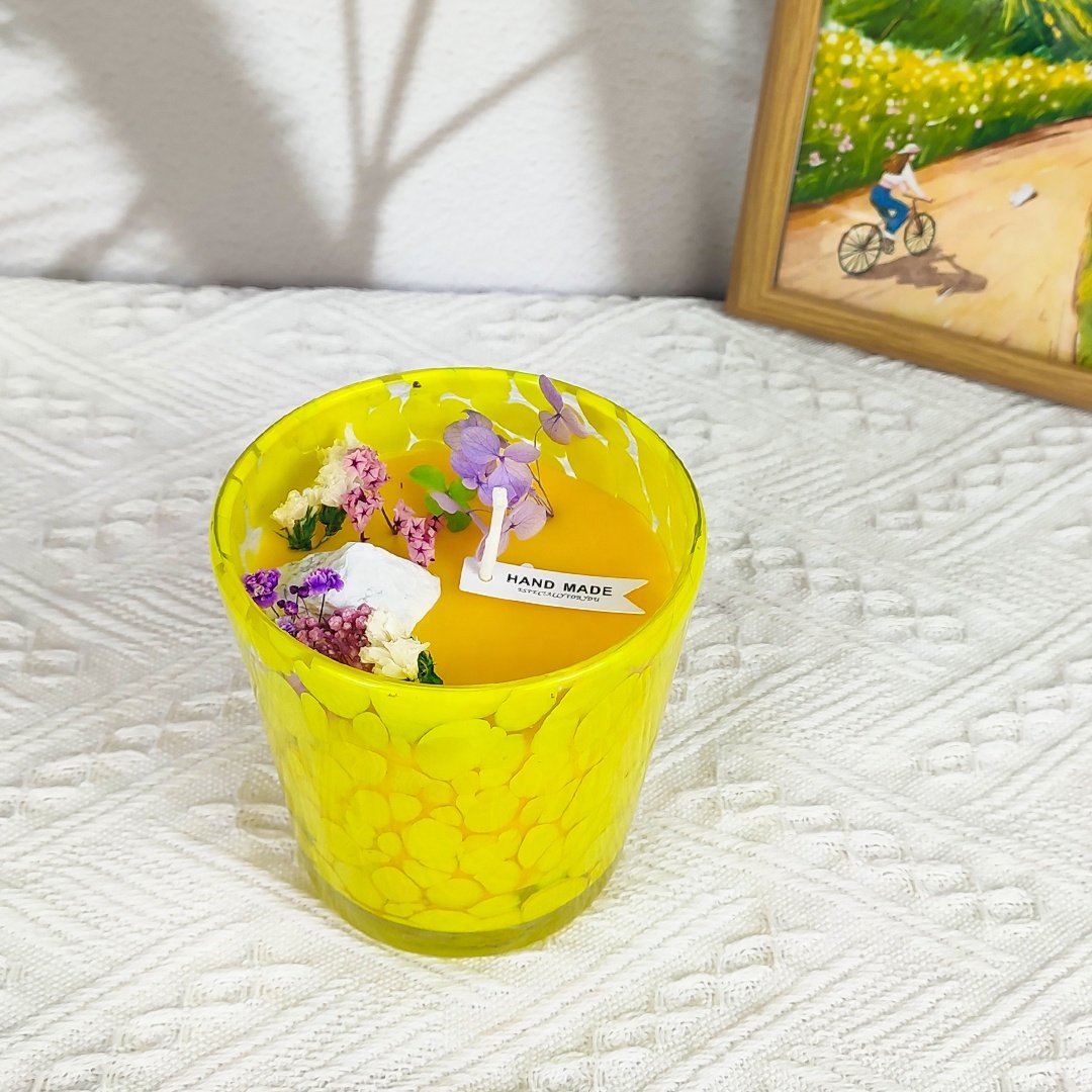 Custom Colorful dried flowers aromatreatment Scented crystal candle in yellow dot handmade glass vase