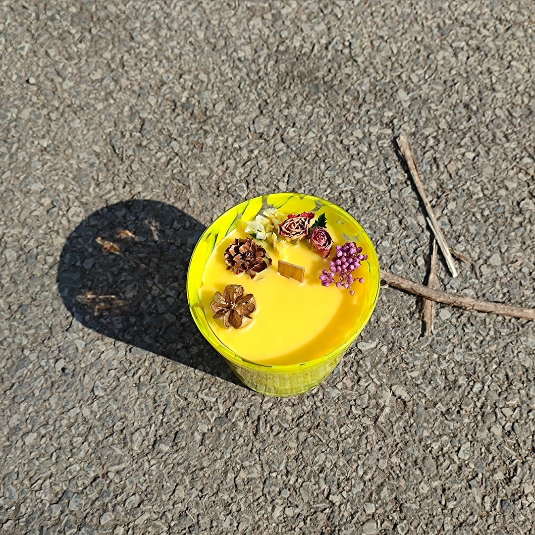 Custom Colorful dried flowers aromatreatment Scented crystal candle in yellow dot handmade glass vase