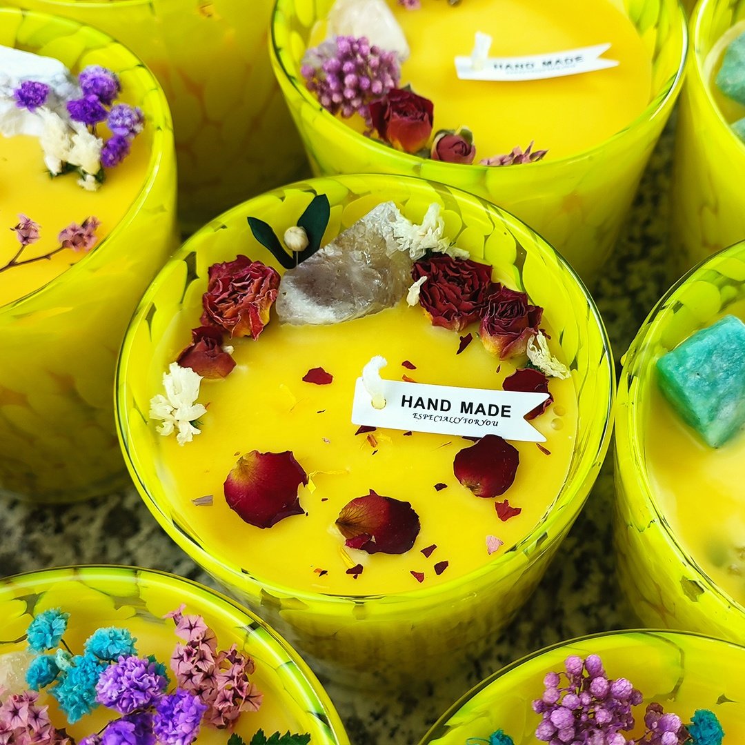 Custom Colorful dried flowers aromatreatment Scented crystal candle in yellow dot handmade glass vase