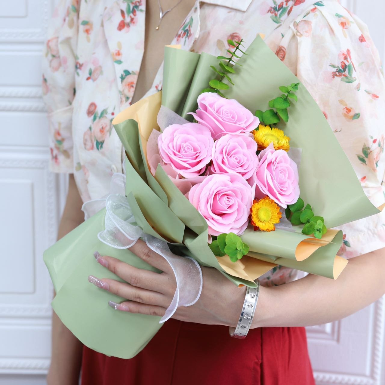 Customized Factory Supply Wholesale Dried Preserved Flowers Bouquets artificial soap flower bouquets.