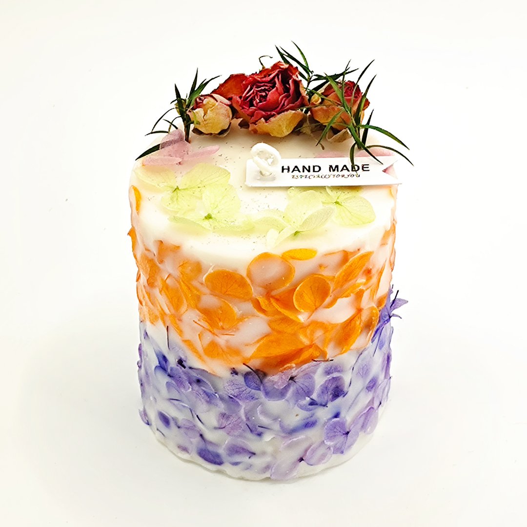Luxurious romantic cylindrical scented candle with dried flowers for wedding Valentine's Day gifts
