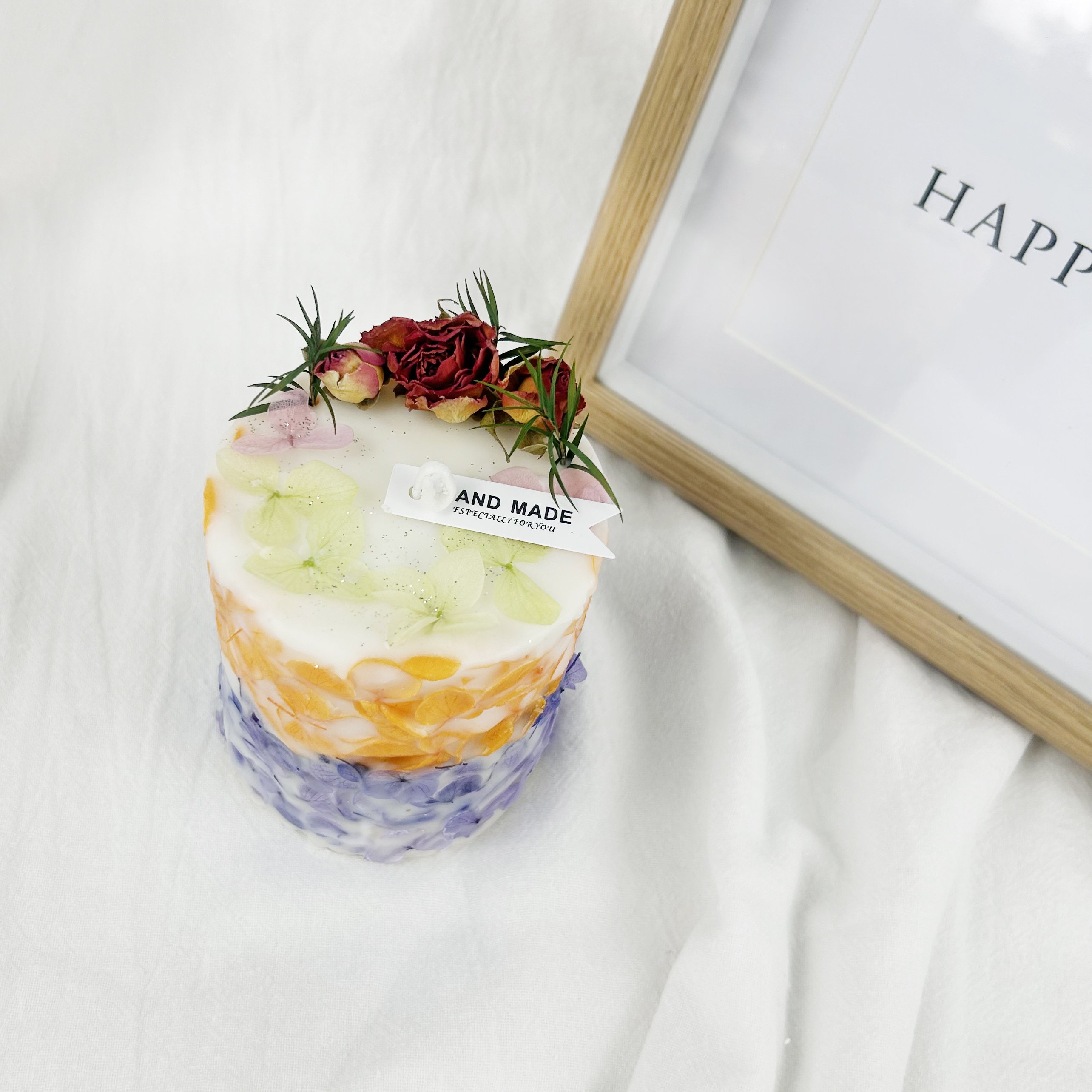 Luxurious romantic cylindrical scented candle with dried flowers for wedding Valentine's Day gifts