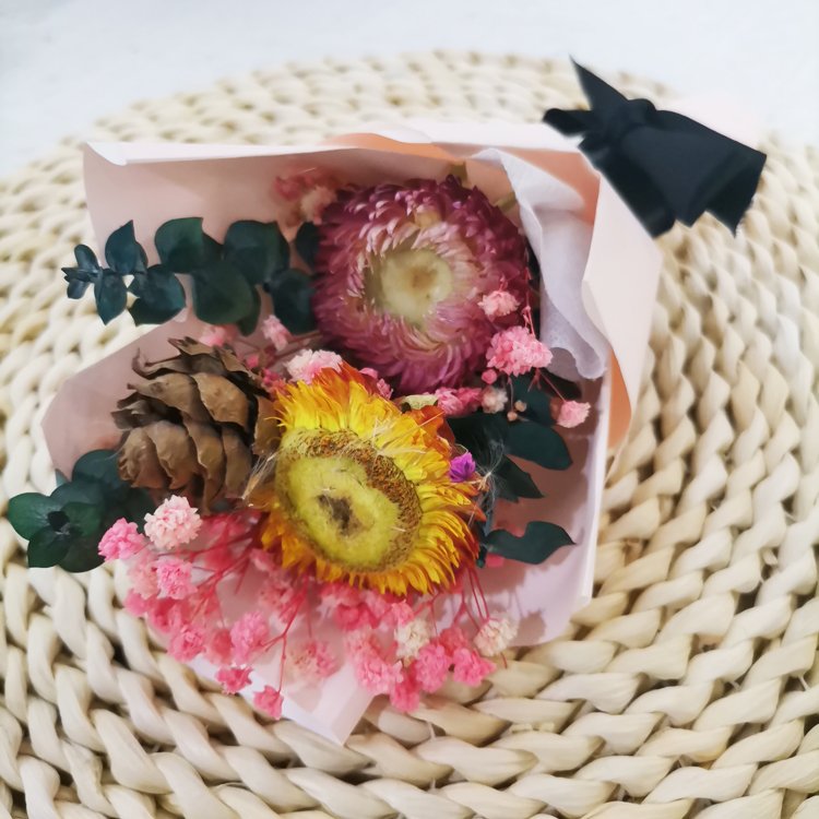 Instagram fashion Flowers Bouquet Dried Strawflowers pine corn for wedding decor