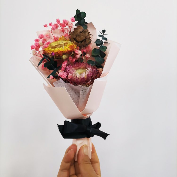Instagram fashion Flowers Bouquet Dried Strawflowers pine corn for wedding decor