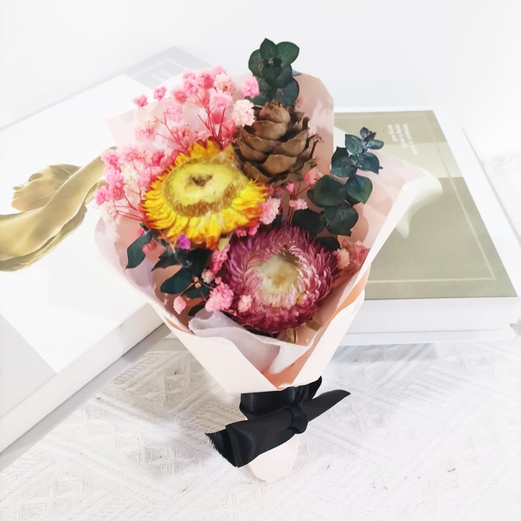 Instagram fashion Flowers Bouquet Dried Strawflowers pine corn for wedding decor